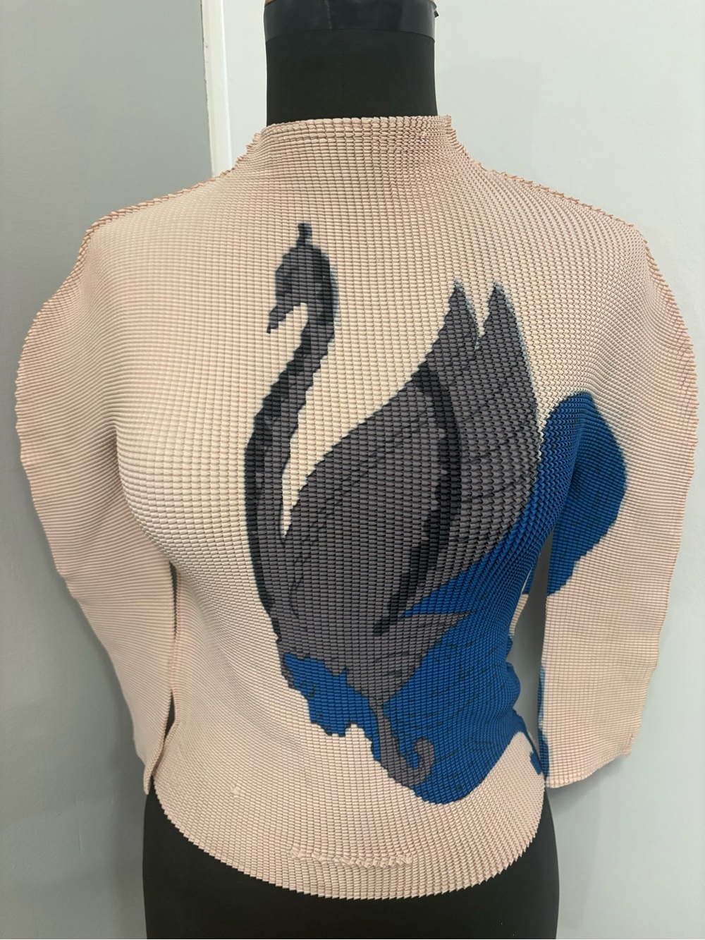 Brand new Women’s popcorn pleated magic T with Blue & Gray Swan Motif